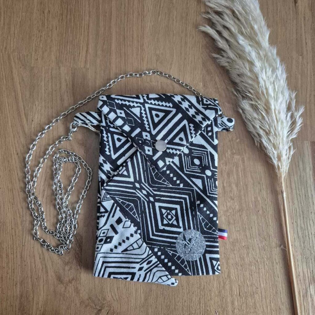 Sac Origami édition limitée motifs géométriques noir et blanc bandoulière chaînette grise finitions argentées Ateliers Lysac